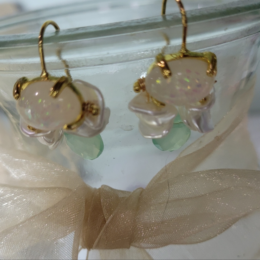 OPAL BAROQUE PEARL AND MINT GREEN STONE EARRINGS. - Picture 6 of 7